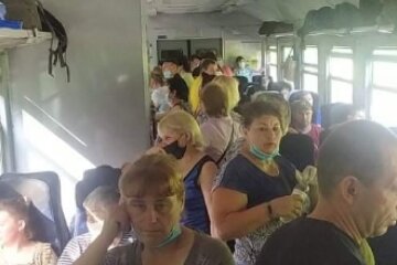 Людям довелося товпитися в переповненій електричці з Києва, фото: "Полум'яний привіт від працівників залізниці"