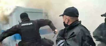 Полицейское авто пылает под Радой, стянуты силовики: первые фото и детали беспорядков