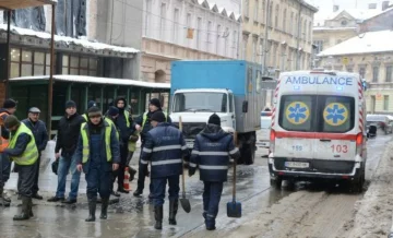 ЧП в центре Львова: тысячи горожан остались без воды, маршруты транспорта изменены, кадры с места