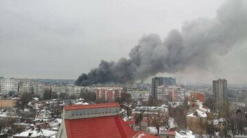 Масштабна пожежа розгорілася в Дніпрі: дим видно за кілька кілометрів