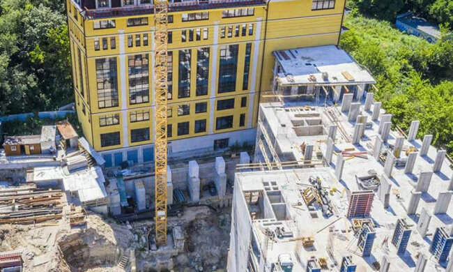 В кілометрі від кабінету Віталія Кличка забудовник елітного ЖК блокує реконструкцію будівлі школи – дійшло до силового тиску