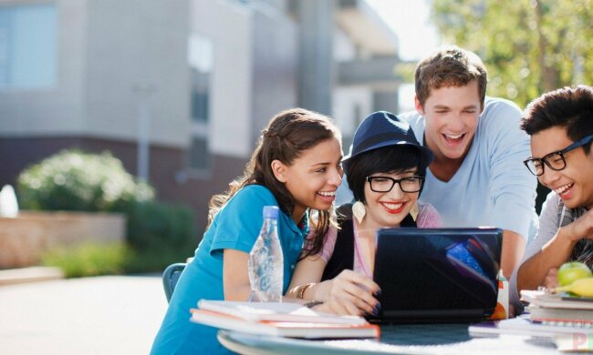 Studenty-i-noutbuk