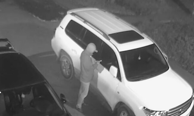 У центрі Дніпра почали красти авто, фото: "просто сів за кермо і поїхав"