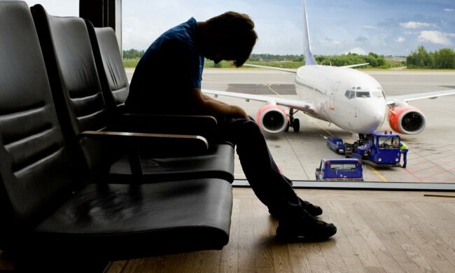 Украинцев не пускают за границу из-за копеечных коммунальных долгов