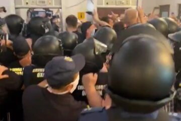 Возмущенные украинцы пошли на штурм в центре Киева, толпу не остановить: кадры прорыва