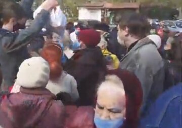 Под Одессой маски бросили в толпу пенсионеров, начался беспредел: видео