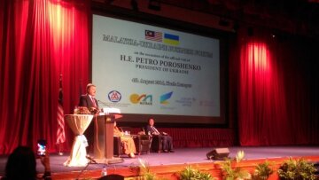 Порошенко предложил Малайзии осваивать космос вместе