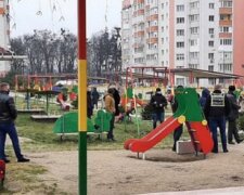 На Одесчине подросток открыл огонь по сверстникам на детской площадке, фото: "оружие купил через интернет"