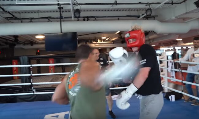 Боєць UFC брутально нокаутував зірку YouTube, відео: "шолом не допоміг"