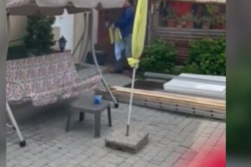 Одессит демонстративно сорвал украинский флаг, видео: причина такого поступка удивляет