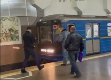 У метро Харкова чоловік кинувся під потяг: моторошний момент потрапив на відео