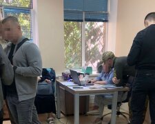 Керівник благодійної організації влаштував розпродаж гуманітарки для ЗСУ: у прокуратурі розповіли подробиці