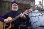 Український священик написав пісню про бездоріжжя і прославився в мережі, відео: "Слідом за воронкою знову яма"