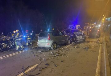 Масштабное ДТП в Киеве: сразу четыре машины превратились в груду металла, кадры с места аварии