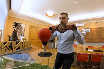 Кличко зганьбився пустощами на робочому місці, з'явилося відео: "Зайнявся б роботою"