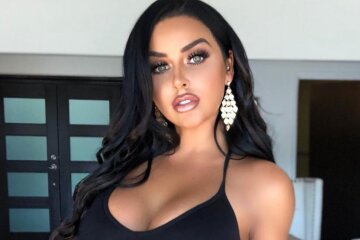 Гаряча Ебі Речфорд приміряла крихітну білизну, знімок облетів мережу: «Лялечка»