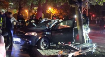 "Їхав на червоний": лихач на Мерседесі влаштував важке ДТП в Одесі, кадри трагедії
