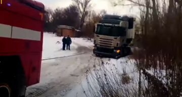 НП сталася з 17-тонною фурою в Харкові, кадри: злетілися рятувальники