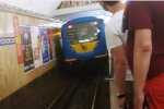 ЧП в метро Киева, движение поездов остановлено: первые подробности