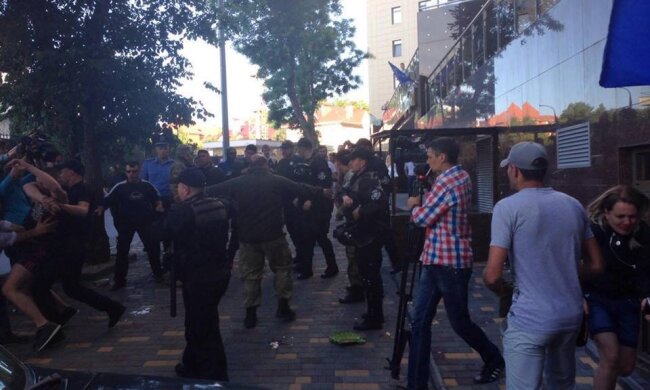 На сепаратистському мітингу в Одесі “засікли” викладачів держвишів (фото)