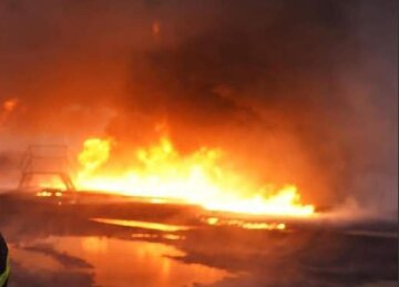 Страшна пожежа спалахнула після нової атаки "шахедів": через чорний дим не видно неба