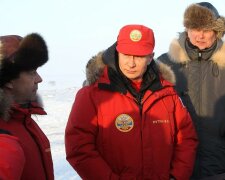 Арктические приключения Путина и Медведева высмеяли в фотожабах — фото