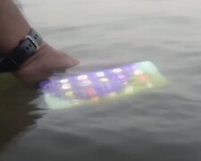 телефон упав у воду