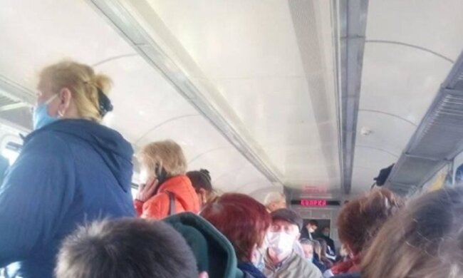 "Оселедець в тамбурах": як кияни їздять в електричках на карантині, фото тисняви