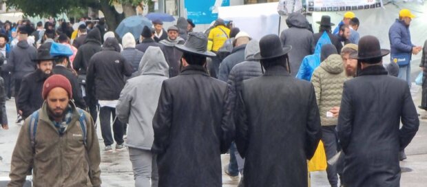Вірять у ЗСУ та святкуватимуть: тисячі хасидів прибули до України, кадри