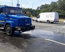 Комунальники Кличка вирішили помити дороги шампунем, фото: "понад півсотні машин..."