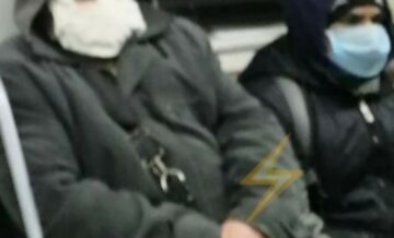 "Страна должна знать героев!": харьковчане разнесли пассажира метро в "оригинальной" маске, фото