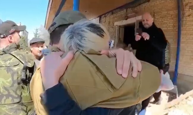 Больше 2 месяцев в оккупации: жители Харьковщины встретили ВСУ со слезами на глазах, кадры