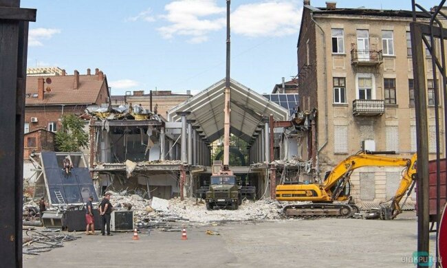 У Дніпрі зносять один з перших у місті ТЦ, кадри: "На його місці побудують..."