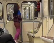 "Три синіх фактори": киянка повеселила пасажирів метро раптовими танцями у вагоні, відео