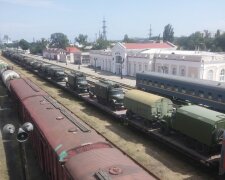 Колони російської військової техніки їдуть через Керч (відео)