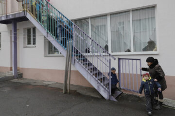 Переполох в Днепре, сотни детей покидают здание под вой сирен: кадры и детали происходящего