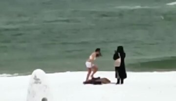 Екстремальні купання молодої одеситки в штормящому морі зняли на відео: "сніг і холод не перешкода"