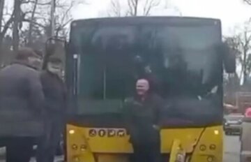 Автобус развалился пополам возле станции метро "Харьковская": кадры с места