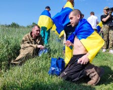 В Украину из плена удалось вернуть не только военных, но и детей: трогательные кадры