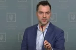 "Мені про це на вухо скаже Подоляк": Арестович розкрив, що залишилося за кадром першого брифінгу