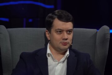 К счастью, там сейчас ребята, девушки, много профессиональных командиров, готовых на 110%, - Дмитрий Разумков о фронте