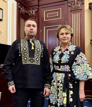 Кирило Буданов приміряв унікальну вишиванку від українських дітей