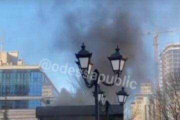 Пожар охватил ресторан в Одессе, клубы черного дыма видны издалека: видео ЧП