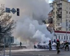 В Киеве посреди дороги загорелось авто: на месте осталась только груда металла, кадры последствий