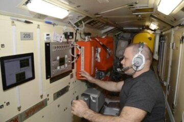 "На скотчі не протримаємося, ізоляційну стрічку давай": російські космонавти придумали як залатати пробоїну на МКС