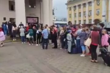 У Києві паралізовано метро, фото: "сотні людей не можуть..."