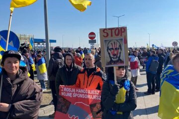 В Польше активисты блокируют на границе российские фуры: подробности