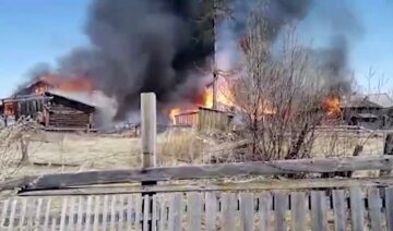 "Тушить пожар нечем": стихия охватила поселок, дома сгорают один за другим