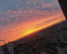 У Києві небо забарвилося в червоні кольори: незвичайне явище встигли зняти на камеру