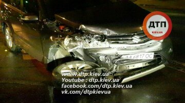 Аварія в Києві: автомобілі зіткнулися в лобову (відео)